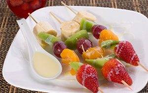 brocheta frutas