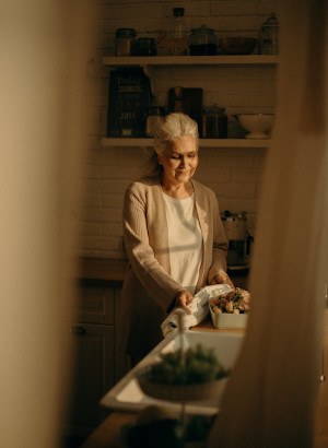 espiando a la abuela mientras cocina