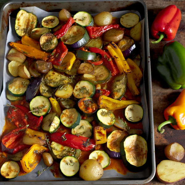 Tentador plato de verduras asadas con especias para churrasco - sabor y salud en tu mesa
